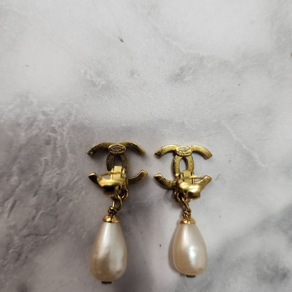BS 279 Authentic Vintage Chanel CC Logo With Faux Pearl Clip On Earring - Picture 4 of 9